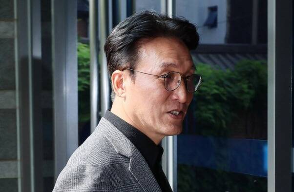 김민석 국무총리 후보자가 18일 서울 종로구 통의동 금융감독연수원에 마련된 청문회 준비단 사무실로 출근하고 있다. 연합뉴스