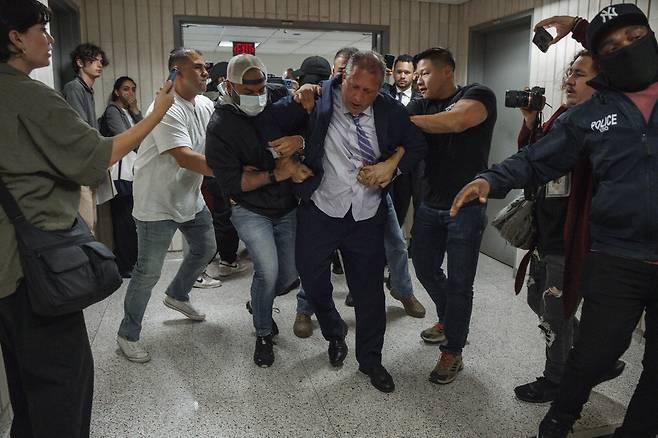 美정치인 또 굴욕17일(현지시간) 미국 뉴욕 맨해튼 이민법원 복도에서 민주당의 뉴욕시장 경선 후보인 브래드 랜더 뉴욕시 회계감사관이 이민세관단속국(ICE)·연방수사국(FBI) 요원들에게 체포되고 있다. 최근 랜더 감사관은 이민법원에 출석한 불법 이민자를 붙잡아 추방하는 ICE 요원들의 행태를 현장에서 저지해왔다. AP연합뉴스