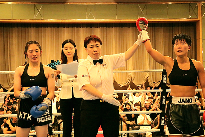 장혜수가 2025년 6월 서울특별시 스위스그랜드호텔 컨벤션홀 한국복싱커미션 여자 라이트플라이급 챔피언결정전 승리 선언을 받고 있다. 왼쪽은 판정패한 류시연. 사진=KBM
