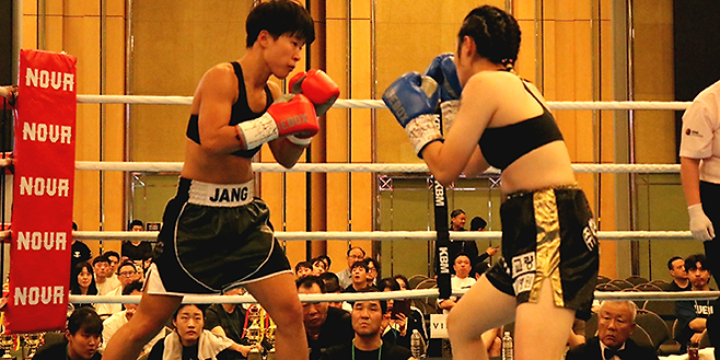 장혜수가 2025년 6월 서울특별시 스위스그랜드호텔 컨벤션홀 한국복싱커미션 여자 라이트플라이급 챔피언결정전에서 류시연을 상대하고 있다. 사진=KBM