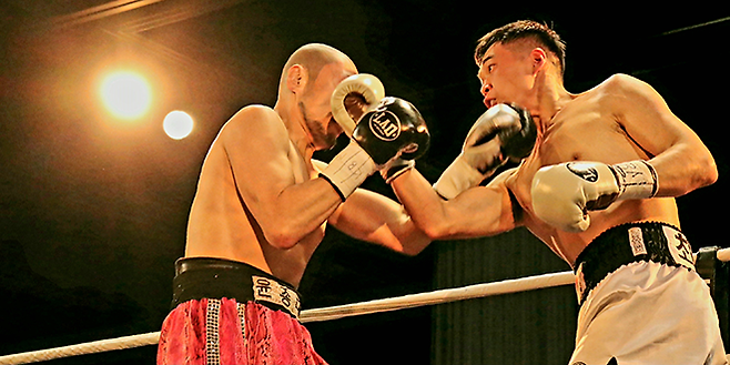 최종인이 2025년 6월 부산광역시 농심호텔 허심청 대청홀 특설링 사단법인 한국복싱커미션 라이트헤비급 챔피언 결정전 1라운드 윤종대를 어퍼컷으로 다운시키고 있다. 사진=KBM