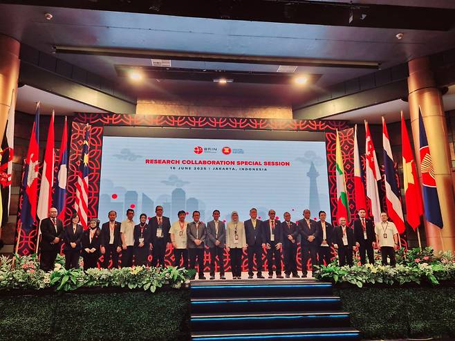 21차 아세안 장관회의 특별세션 참석자가 단체 사진을 촬영하고 있다. /사진=STEPI