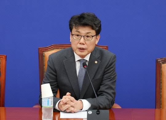 진성준 더불어민주당 정책위의장. 연합뉴스