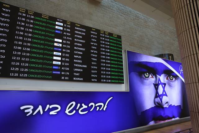 16일 이스라엘 텔아비브 인근 벤구리온 국제공항 출국장의 운항정보표출시스템 디스플레이에 항공편이 모두 ‘취소’로 뜨고 있다. EPA 연합뉴스