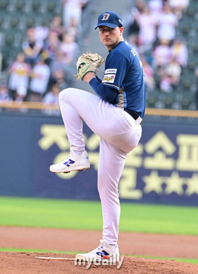 2025년 6월 17일 오후 서울 잠실구장에서 진행된 '2025 신한 SOL뱅크 KBO 리그' NC 다이노스와 LG 트윈스의 경기. NC 선발투수 라일리가 역투하고 있다./유진형 기자