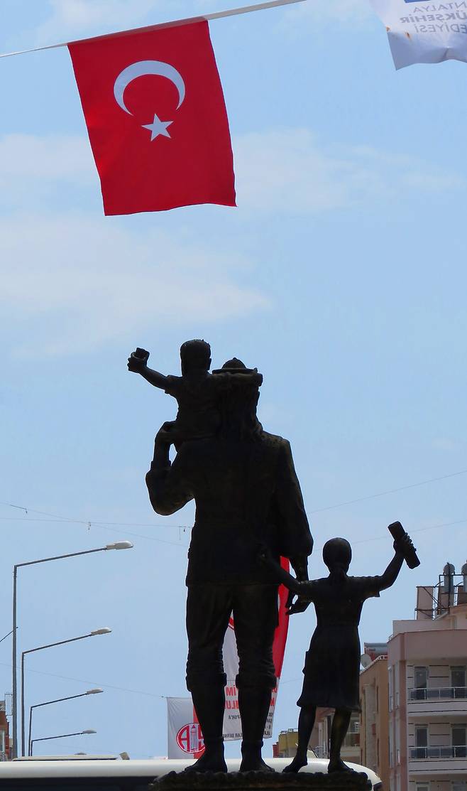 4세기 터키 안탈리아 교회의 세인트니콜라스 주교의 동상. 그는 산타니콜라스이며, 가난하고 착한 아이들에게 선물을 주던 산타크로스 원형인물이다.