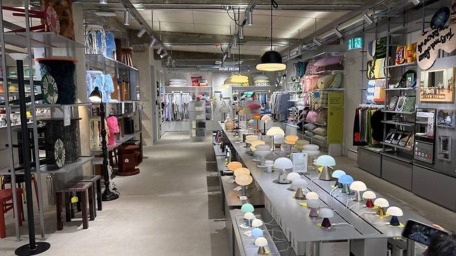 무신사의 29CM가 서울 성동구 연무장길에 첫 오프라인 편집숍 ‘이구홈 성수’를 선보인다. 사진은 이구홈 성수에 마련된 가구 존. 신현주 기자