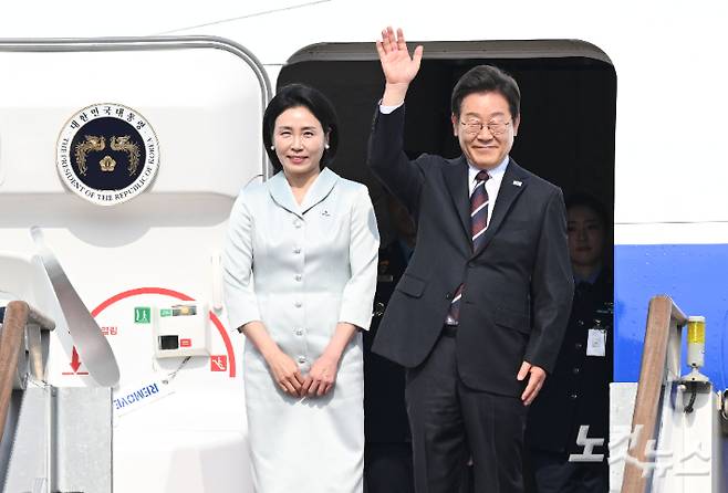 이재명 대통령과 부인 김혜경 여사가 캐나다에서 열리는 주요7개국(G7) 정상회의 참석을 위해 16일 오후 경기도 성남 서울공항을 통해 출국하고 있다. 취임 12일 만의 첫 해외 방문에 나서는 이 대통령은 의장국인 캐나다의 공식 초청에 따라 옵서버(참관국) 자격으로 G7 정상회의에 참석한다. 류영주 기자