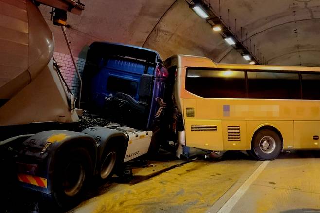 지난달 19일 오전 10시쯤 전북 완주군 순천완주고속도로 용암4터널에서 곡물 운반용 트레일러와 수학여행 관광버스 등 차량 4대가 잇따라 추돌했다. 전북소방본부 제공