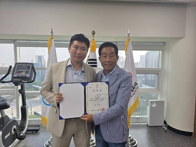 대한체육회 유승민 회장(왼쪽)과 생활체육위원회 위원장으로 위촉된 성기춘 KATA 회장. 체육회