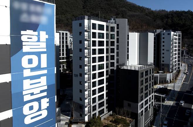 대구 수성구의 한 아파트에 할인분양 관련 현수막이 붙어있다. 뉴시스