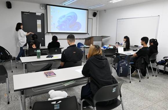 지난달 29일 서울 용산구 숙명여대 서울형 한국어 예비학교 강의실에서 다문화 중·고교생들이 교과 수업을 듣고 있다. 도준석 전문기자