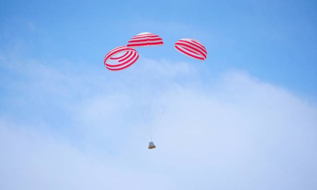 17일 중국 북서부 영공에서 중국의 차세대 유인 우주선 멍저우호의 탈출 비행 시험이 이뤄지고 있다. 신화연합