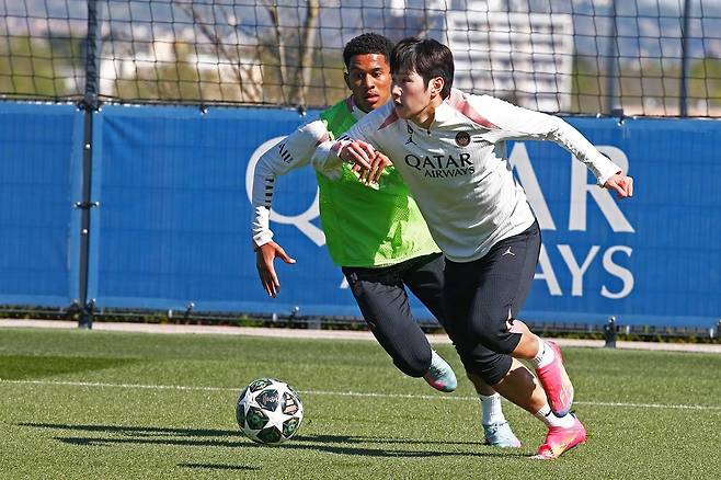 이탈리아 매체 ‘코리에레 델로 스포르트’는 17일(한국시간) “나폴리는 미드필더 잠보 앙귀사의 향후 계획에 따라 이강인 영입에 속도를 내릴 수 있다”고 전했다. 사진출처|PSG 페이스북