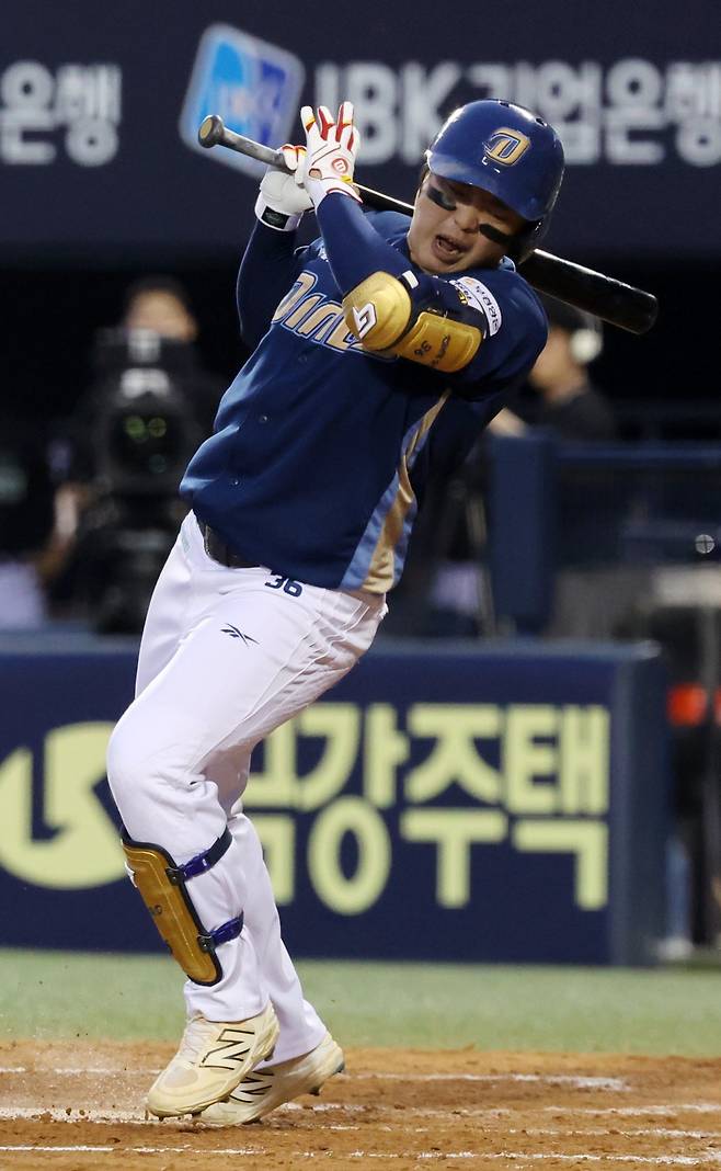NC 권희동이 17일 잠실구장에서 열린 LG전에서 5회초 도중 손에 공을 맞아 고통스러워하고 있다. 이날 NC는 팀 사구가 3개나 나왔다. 잠실|뉴시스
