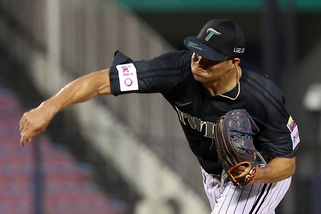 LG 치리노스가 18일 잠실 NC전에서 투구하고 있다. 서울|뉴시스