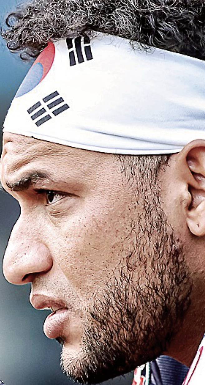 롯데 빅터 레이예스가 지난 4월 27일 두산과의 경기에서 태극기 무늬가 새겨진 헤어밴드를 착용하고 경기를 지켜보고 있다. 롯데 자이언츠 제공