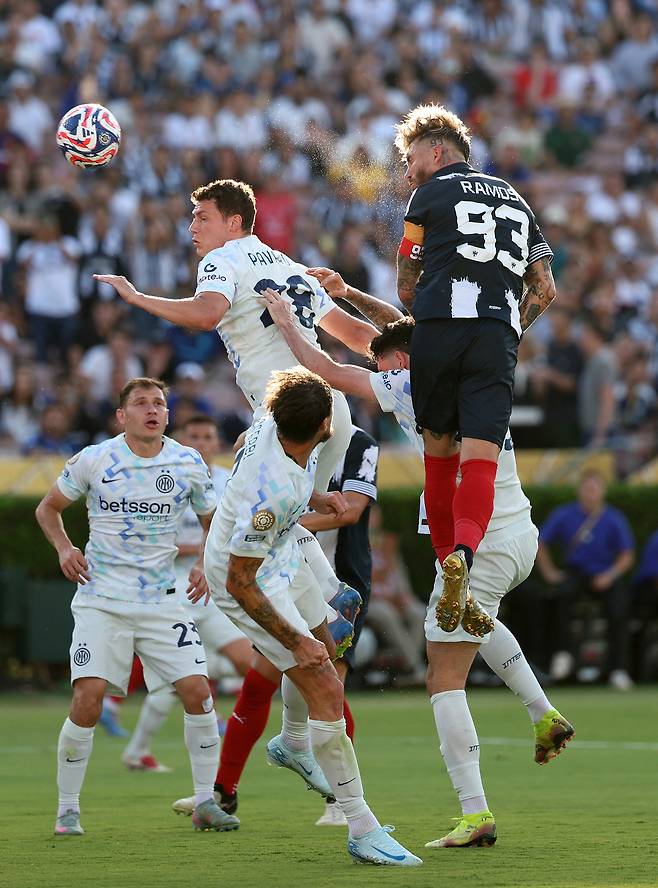 몬테레이 라모스(오른쪽)가 18일 클럽월드컵 인터밀란전에서 코너킥 때 타점 높은 헤더골을 터뜨리고 있다. 로이터연합뉴스