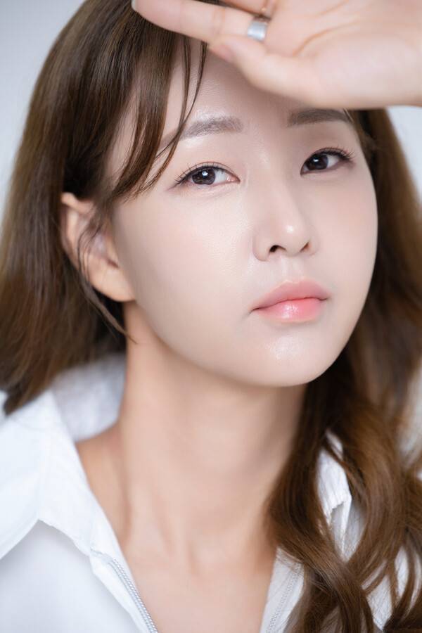 ▲ 18일 첫 싱글 '블링 블링 반했어'로 정식 데뷔하는 신예 아티스트 로지. 제공|주식회사 비크