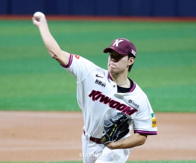 투구를 펼치는 김윤하. /사진=강영조 선임기자