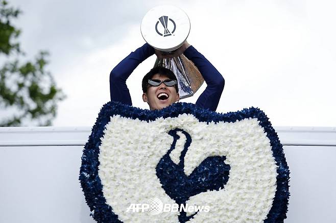 유럽축구연맹(UEFA) 유로파리그 우승 퍼레이드에서 트로피를 들고 기뻐하고 있는 토트넘 주장 손흥민. /AFPBBNews=뉴스1