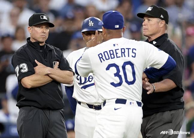 로버츠 감독이 심판진에 항의하고 있다. /AFPBBNews=뉴스1