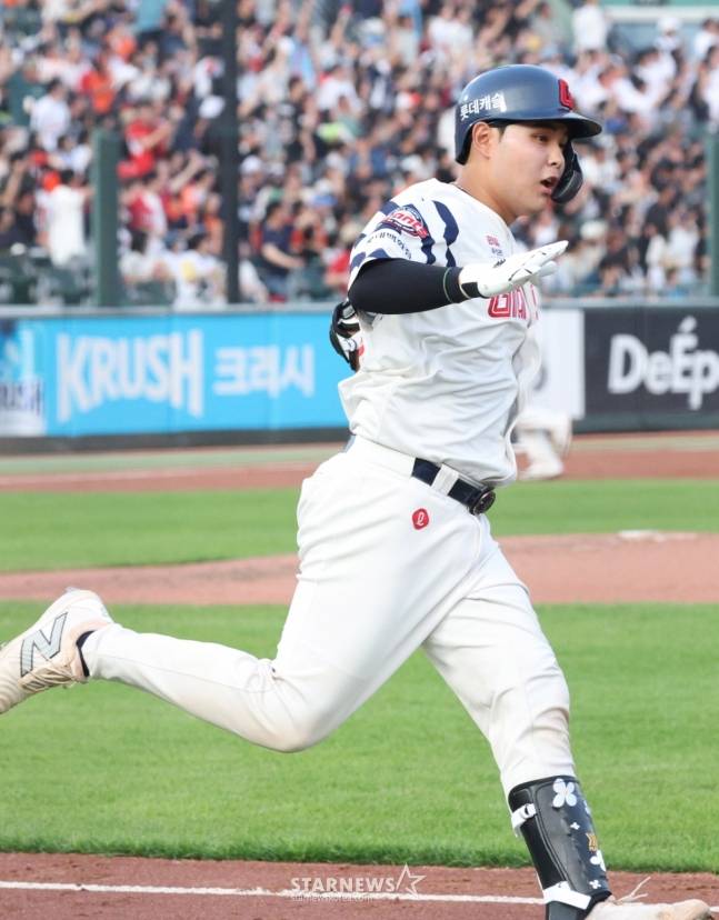 롯데 박재엽이 18일 사직 한화전에서 2회 선제 3점 홈런을 터트리고 그라운드를 돌고 있다. /사진=김진경 대기자