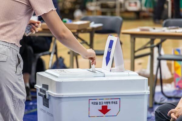 제21대 대통령 선거일인 3일 서울 영등포구 영등포초등학교에 마련된 문래동 제1투표소에서 유권자들이 소중한 한표를 행사하고 있다. 사진=최준필 기자