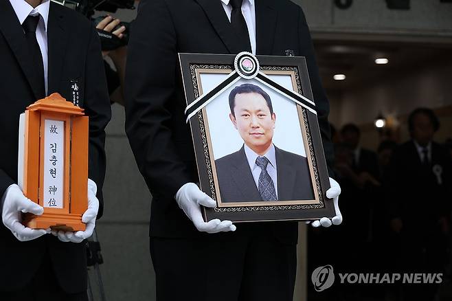 태안화력 재하청노동자 故 김충현 씨 발인식 (태안=연합뉴스) 강수환 기자 = 18일 오전 충남 태안 태안보건의료원상례원에서 태안화력 비정규직 노동자 고(故) 김충현 씨 발인이 엄수되고 있다. 김충현 씨는 지난 2일 오후 2시 30분께 태안화력 내 한전KPS 태안화력사업소 기계공작실에서 작업을 하다 공작기계에 끼이는 사고로 숨졌다. 2025.6.18 swan@yna.co.kr