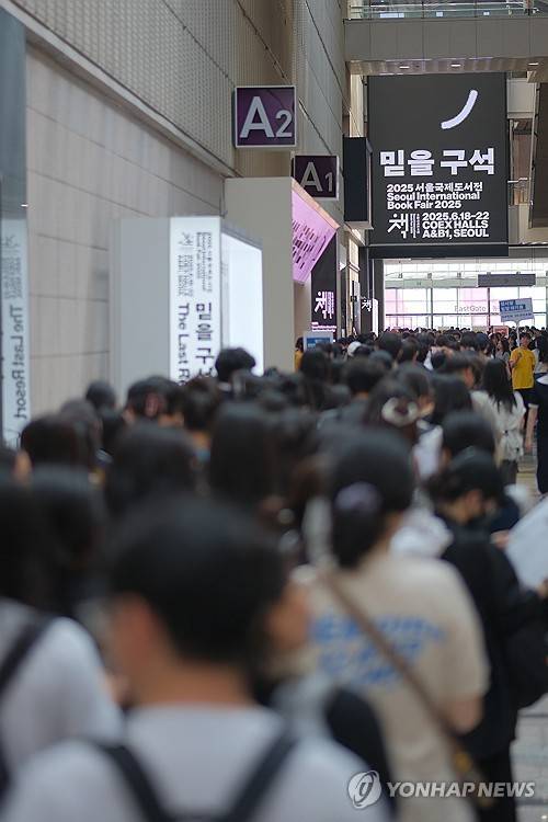 붐비는 서울국제도서전 (서울=연합뉴스) 류효림 기자 = 18일 서울 강남구 삼성동 코엑스에서 열린 2025 서울국제도서전에서 관람객들이 입장을 기다리고 있다. 2025.6.18
ryousanta@yna.co.kr
