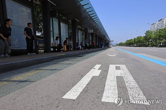 광주 시내버스 파업 장기화 (광주=연합뉴스) 조남수 기자 = 18일 광주 서구 광천동 버스정류장에서 시민들이 파업으로 인해 운행 지연 중인 시내버스를 기다리고 있다. 광주 시내버스 파업은 이날로 12일 차에 접어들었다. 2025.6.18 iso64@yna.co.kr