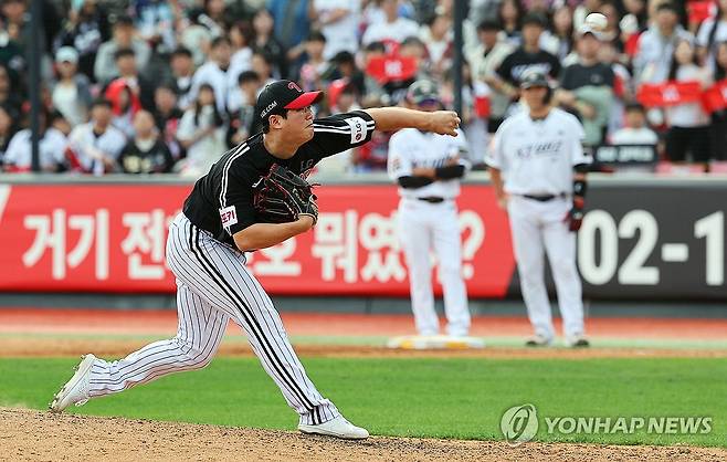 함덕주, 역투 (수원=연합뉴스) 한종찬 기자 = 9일 수원 KT위즈파크에서 열린 2024 프로야구 신한 SOL뱅크 KBO 포스트시즌 준플레이오프 4차전 LG 트윈스와 kt wiz의 경기. LG 함덕주가 역투하고 있다. 2024.10.9 saba@yna.co.kr