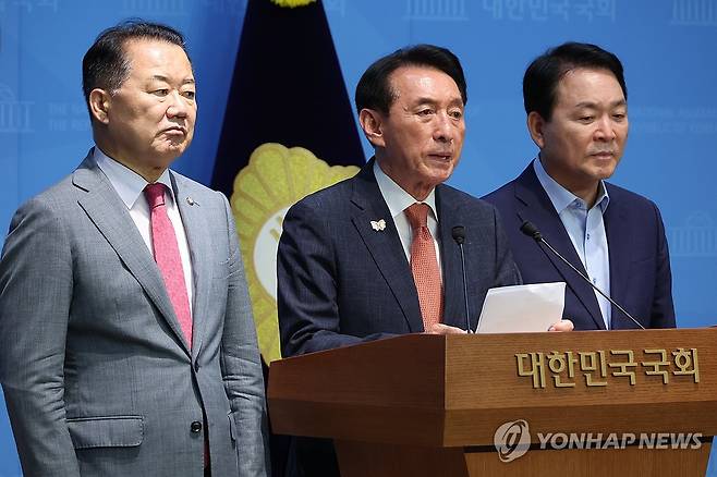 "법사위원장 주면 외통·국방·정보위원장 넘길 의향 있다" (서울=연합뉴스) 김주성 기자 = 국민의힘 소속 김석기 외교통일위원장(가운데), 성일종 국방위원장(오른쪽), 신성범 정보위원장이 18일 서울 여의도 국회 소통관에서 법제사법위원장을 국민의힘이 맡아야 한다고 주장하는 기자회견을 하고 있다.
김석기·성일종·신성범 의원은 국회 법제사법위원장 자리를 국민의힘에 넘기면 자신들이 맡고 있는 국회 외교통일, 국방, 정보위원회 위원장 자리를 더불어민주당에 넘길 의향이 있다고 말했다. 2025.6.18 utzza@yna.co.kr