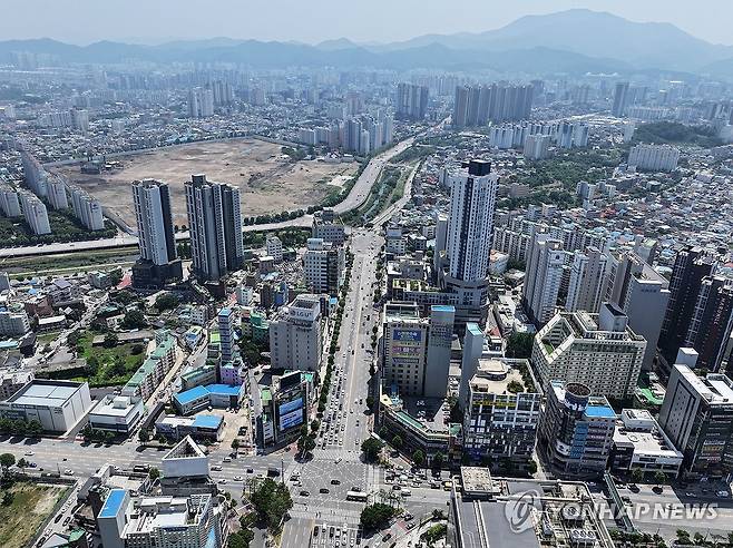'더현대광주' 교통문제 개선 조건부 승인 (광주=연합뉴스) 조남수 기자 = 광주 북구가 지역 첫 복합쇼핑몰인 '더현대광주'의 건축을 교통문제 개선을 조건부로 최종 승인했다. 사진은 18일 '더현대광주'가 들어설 옛 전남ㆍ일신방직 터 인근의 서구 광천사거리 모습. 2025.6.18 iso64@yna.co.kr