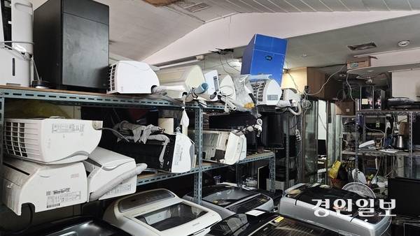 수원의 한 중고가전 매장에 에어컨이 쌓여있다. 2025.6.13 /김지원기자 zone@kyeongin.com