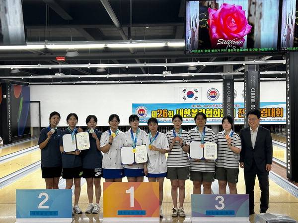 인천 부평구 여자볼링선수단이 제26회 대한볼링협회장배 전국볼링대회 여자 일반부 3인조전에서 동메달을 획득하고 시상식에서 메달을 들어 보이고 있다.