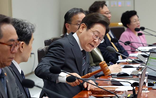 이재명 대통령이 19일 용산 대통령실에서 열린 국무회의에서 개회 선언을 하고 있다./연합뉴스