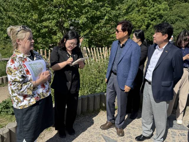 박완수 경남도지사가 18일(현지시각) 덴마크 코펜하겐의 상징적인 랜드마크인 ‘발비파르켄 자연 놀이터(Valbyparken Natural Playground)’를 방문해 헬레 네베롱(Helle Nebelong) 수석 디자이너의 설명을 듣고 있다./이민영 기자/