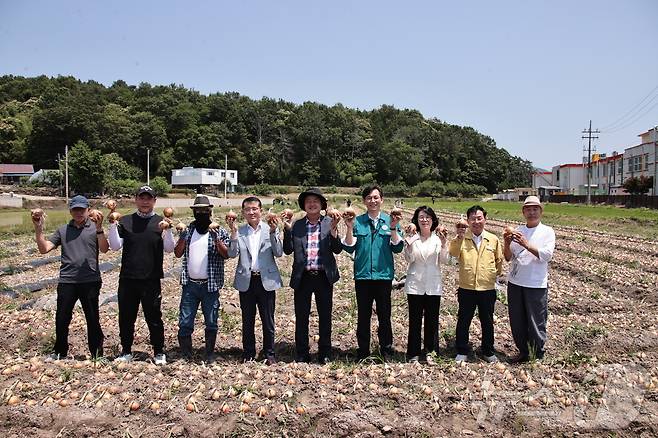 18일 영암군 금정면 안정마을에서 논 양파수확에 한창인 가운데 농민들과 우승희 군수가 양파를 들어보이고 있다.(영암군 제공. 재판매 및 DB금지) /뉴스1 2025.6.18/뉴스1