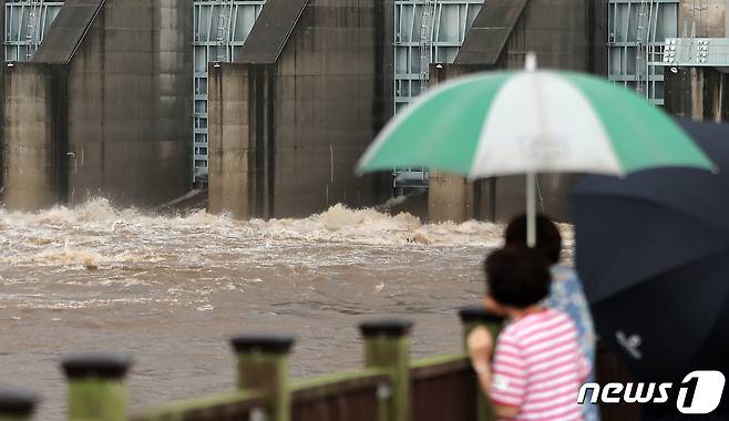 경기도 연천군 군남댐에서 임진강 상류의 물이 흘러나오고 있다. 북한이 지난 3일 임진강 상류 황강댐 수문을 일부 개방해 지난달부터 세 차례 무단 방류한 것으로 알려진 가운데 필승교와 군남댐 등 임진강 수위 지표는 큰 변화 없이 유지되고 있다. 2020.8.4/뉴스1 ⓒ News1 구윤성 기자