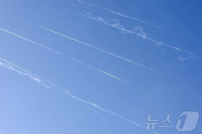 19일 이스라엘에 대한 이란의 미사일 공격이 다시 시작되면서 이스라엘 해안 도시 네타냐 상공에 로켓 자국이 보이고 있다. 이스라엘 군은 이란에서 날아오는 미사일을 감지했다고 발표하면서 6월 19일 이른 아침 이스라엘 전역에 사이렌이 울렸다. 2025.6.19 ⓒ AFP=뉴스1 ⓒ News1 강민경 기자