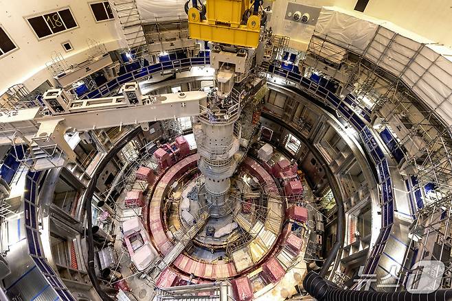 국제핵융합실험로(ITER) 조립 현장. 섹터 모듈이 토카막 피트(Tokamak Pit) 안으로 내려지는 모습이다.(ITER 홈페이지 갈무리)/뉴스1