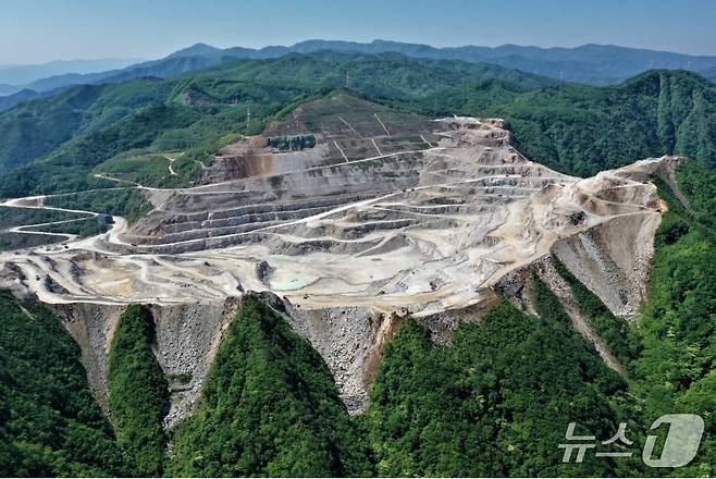 강원 강릉시 옥계면 자병산 석회광산 전경. 신규 채광지의 경우 2049년까지 채광이 예정돼 있다.(녹색연합 제공, 재판매 및 DB 금지) 2025.6.19/뉴스1