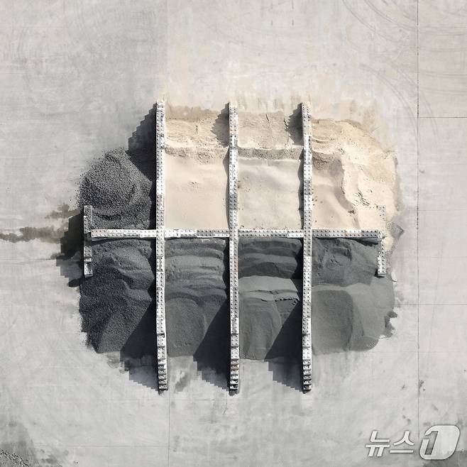 제23회 동각국제사진전의 국제공모전에 참여한 제레미 르누아 프랑스 작가의 융합을 주제로 한 'Merges' 시리즈 작품. (영월군 제공. 재판매 및 DB금지) 2025.6.19/뉴스1