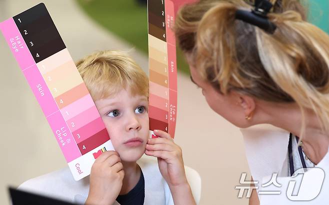 19일 오후 서울 중구 DDP에서 열린 2025 코리아뷰티페스티벌를 찾은 외국인 어린이가 퍼스널컬러 찾기 체험을 하고 있다. 2025.6.19/뉴스1 ⓒ News1 장수영 기자