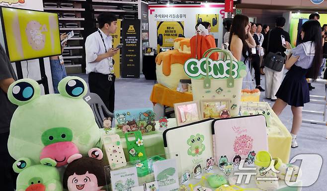 19일 서울 송파구 올림픽공원 핸드볼경기장에서 열린 2025 마이케이 페스타에서 외국인 등이 전시·체험부스를 살펴보고 있다. 2025.6.19/뉴스1 ⓒ News1 김명섭 기자