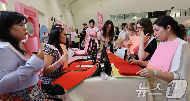 19일 오후 서울 중구 DDP에서 열린 2025 코리아뷰티페스티벌를 찾은 외국인 관광객들이 퍼스널컬러 찾기 체험을 하고 있다. 2025.6.19/뉴스1 ⓒ News1 장수영 기자