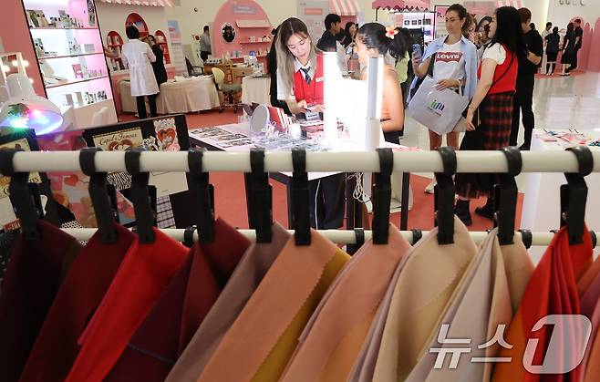 19일 오후 서울 중구 DDP에서 열린 2025 코리아뷰티페스티벌를 찾은 외국인 관광객들이 퍼스널컬러 찾기 체험을 하고 있다. 2025.6.19/뉴스1 ⓒ News1 장수영 기자