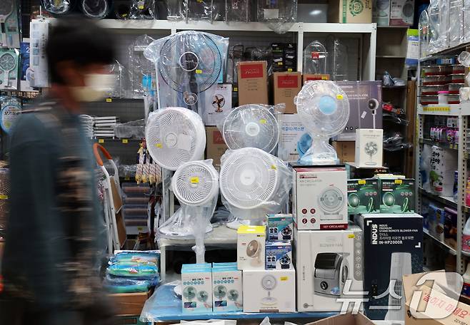 정부가 소비 진작 등 내수 활성화를 위해 20조 원 규모의 2차 추가경정예산안을 국무회의에서 의결한 가운데 19일 오후 서울 마포구 망원시장에서 시민들이 장을 보고 있다. 새 정부 출범 후 마련된 첫 추가경정예산안에는 전 국민에게 15만~50만원을 지급하는 민생회복지원금, 1억 원 이하 빚을 갚지 못하고 있는 저소득 자영업자에 대한 최대 90% 채무 탕감 방안 등이 담겼다. 2025.6.19/뉴스1 ⓒ News1 오대일 기자