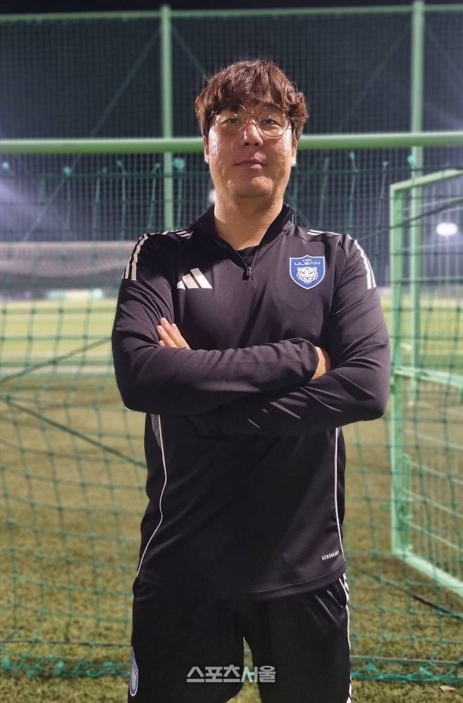 울산현대고 안영진 감독이 18일 본지와 인터뷰 후 포즈를 취하고 있다. 사진 | 합천=박준범기자